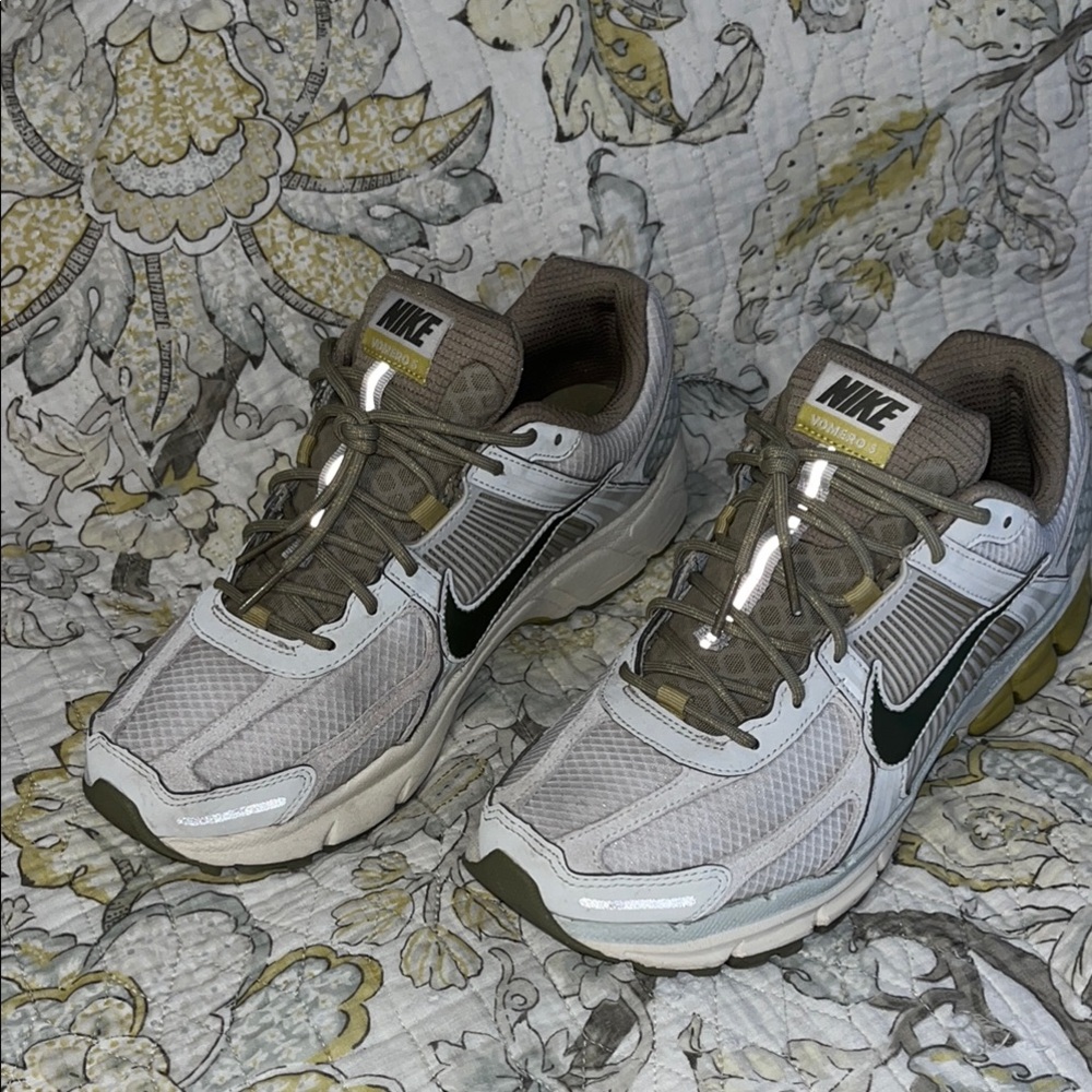 Nike Zoom Vomero 5 Athletic Shoes